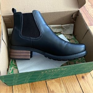 NIB Eastland Jasmine Chelsea Boot LEFT ONLY 9M